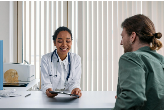 Consulta médica com dermatologista para avaliação do tratamento da calvície