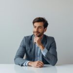 Capa de blog sobre saúde masculina e performance, mostrando homem confiante em ambiente moderno