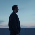 Homem adulto olhando para o horizonte simbolizando uma nova direção um recomeço