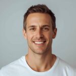 Homem após implante capilar mostrando resultado natural e discreto